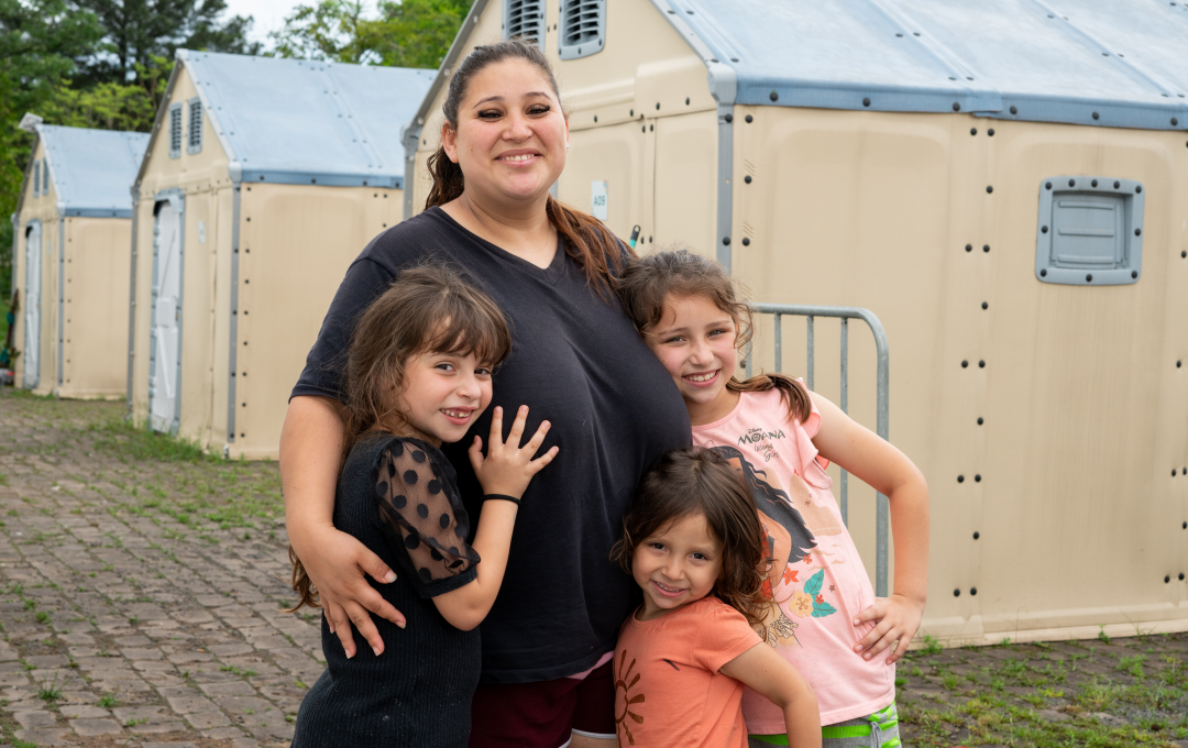 A brasileira Danubia Maiara Nunes do Amaralas filhas Aurora, Sofia e Bella moraram no abrigo Recomeço a partir de julho de 2024, após perderem sua casa devido às enchentes