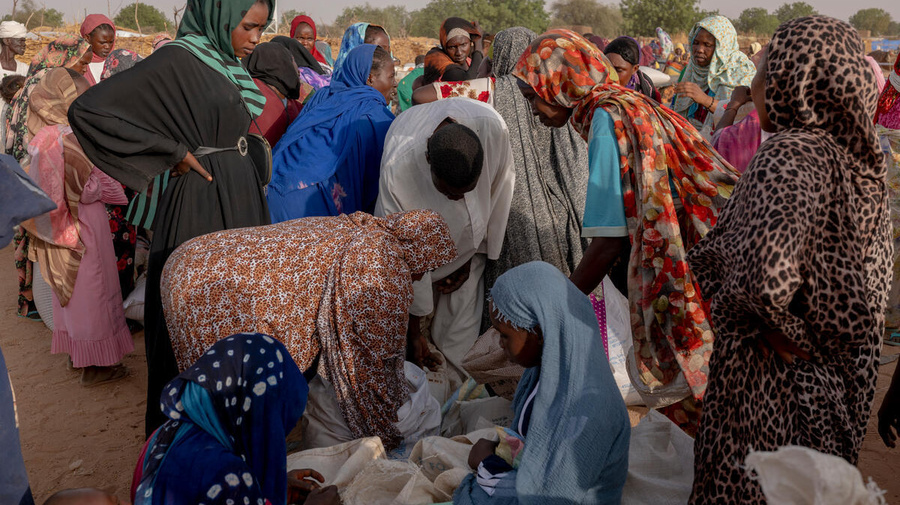 Sudanese refugees gather for the monthly food distribution held by WFP in the Adré spontaneous site, and UNHCR ration cards distribution to newly arrived. Chad. UN High Commissioner for Refugees Filippo Grandi meets with refugees at Adré spontaneous site.
