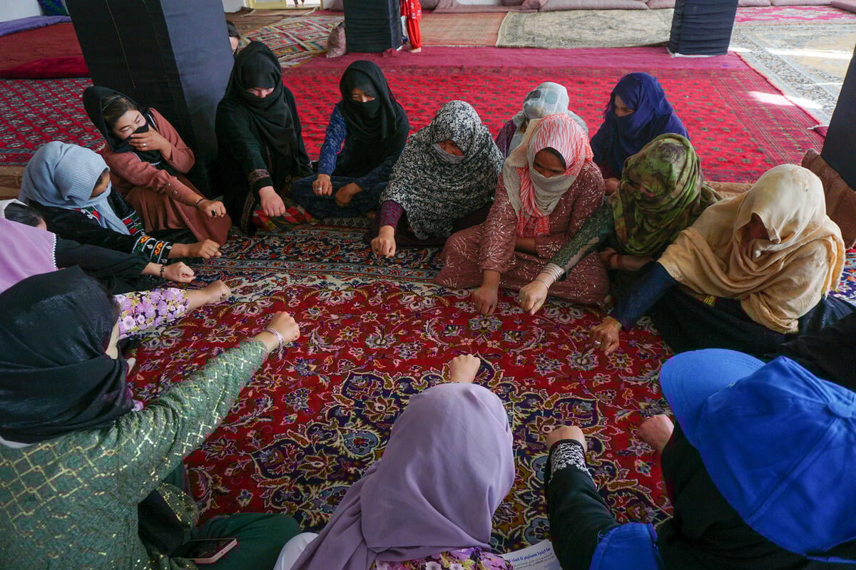 Un grupo de mujeres sentadas en círculo.