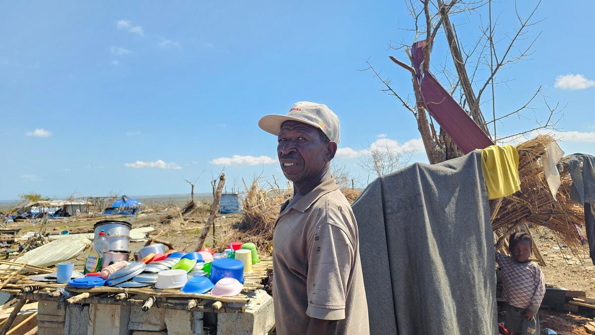 Un hombre entre las ruinas de una casa sin techo