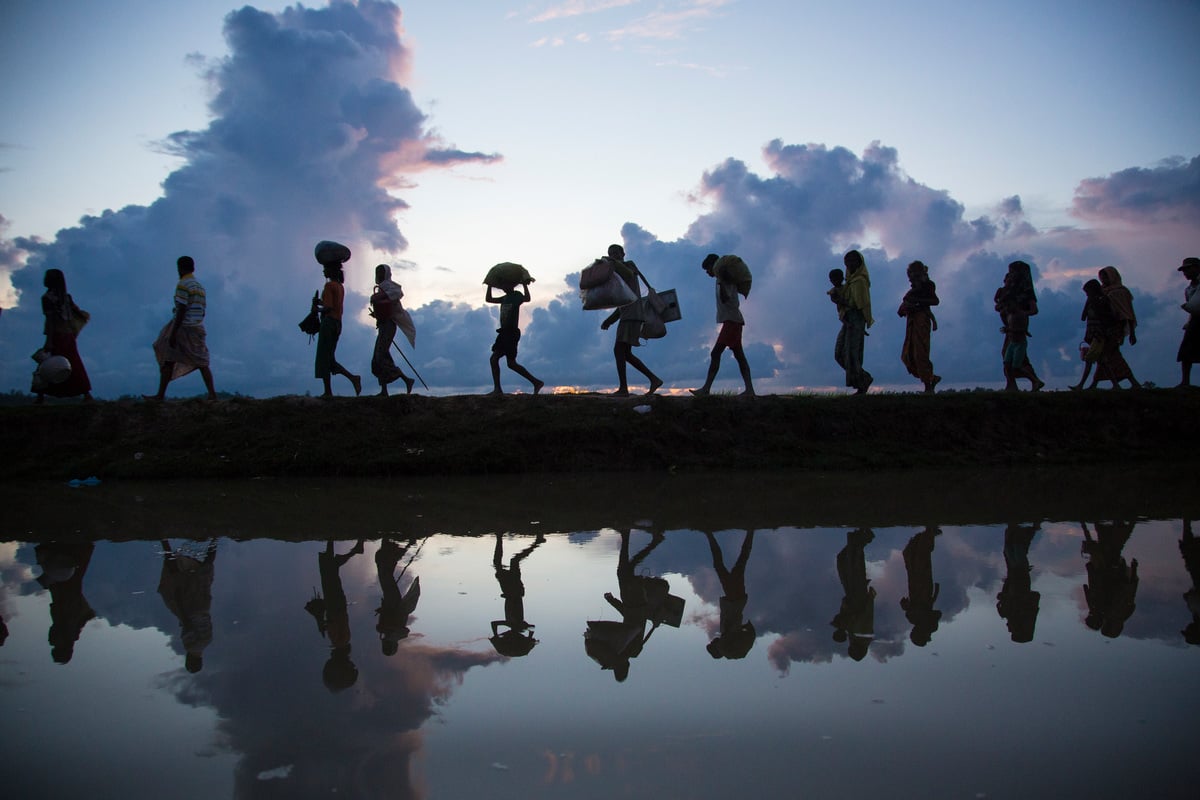 Refugiados rohingya cruzan la frontera desde Myanmar, cerca del pueblo de Anzuman, hacia Bangladesh, en octubre de 2017. Refugiados rohingya cruzan la frontera desde Myanmar, cerca del pueblo de Anzuman, hacia Bangladesh, en octubre de 2017.