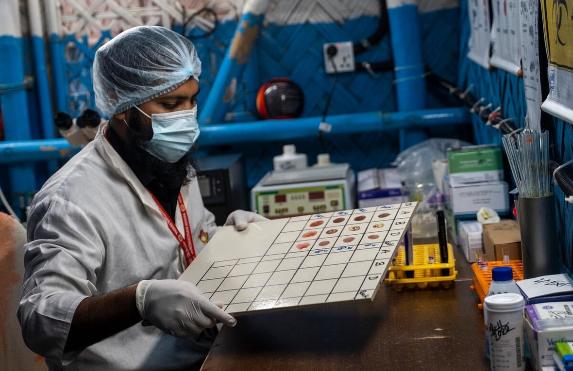 Un técnico de laboratorio analiza muestras de sangre en un centro de salud del campamento de refugiados de Kutupalong, Cox's Bazar, Bangladesh. Un técnico de laboratorio analiza muestras de sangre en un centro de salud del campamento de refugiados de Kutupalong, Cox's Bazar, Bangladesh.