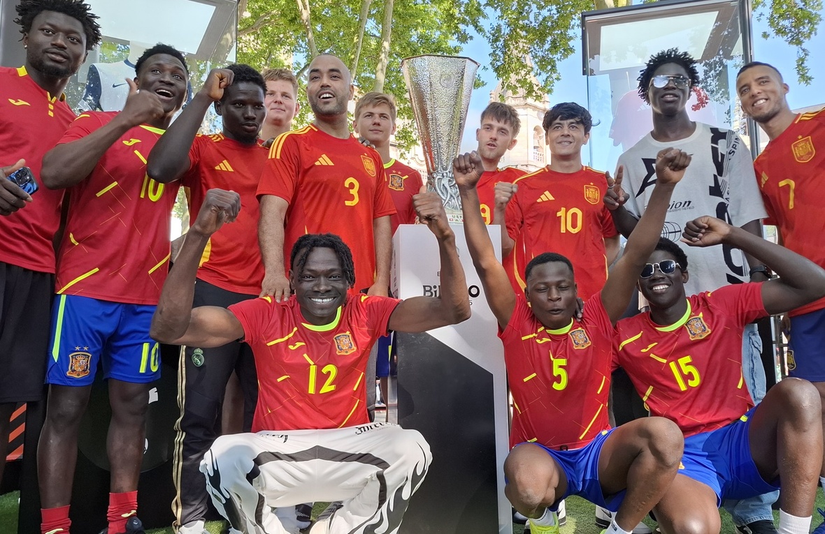 La Selección Española de Refugiados posa con el trofeo de la UEFA Europa League.