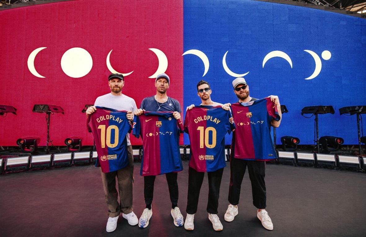 Los cuatro integrantes de Coldplay fotografiados sosteniendo la camiseta del FC Barcelona, en la que se lee Coldplay y 10