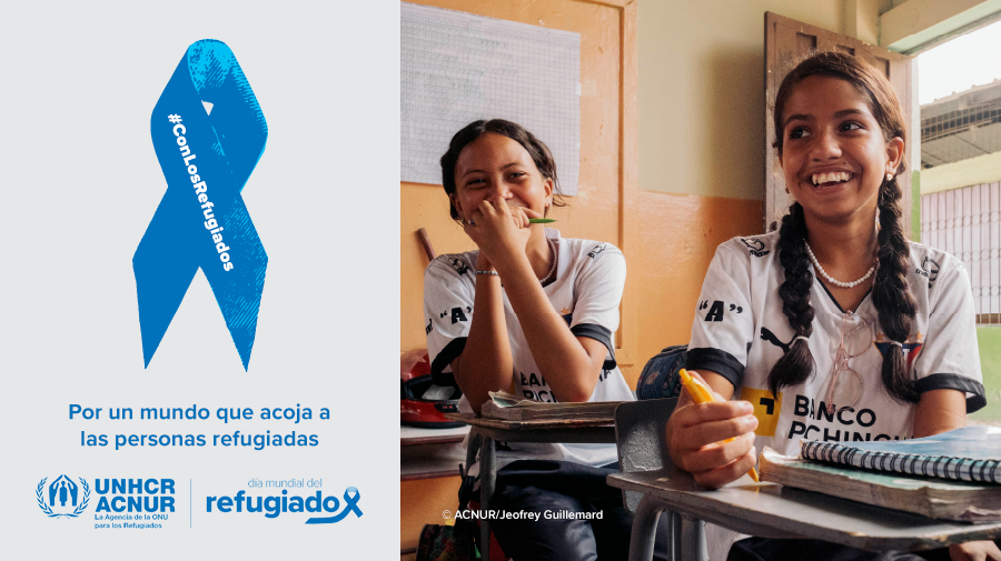 A la derecha, una foto de dos chicas jóvenes sonriendo y sentadas en sus pupitres en un aula. A la izquierda, un listón azul con la inscripción “Con los refugiados”. Debajo de la cinta se lee: “Por un mundo que acoja a las personas refugiadas”.