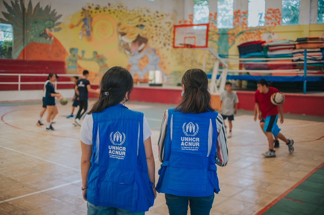 Niños refugiados juegan en un centro comunitario apoyado por el ACNUR. Personal del ACNUR en el centro comunitario «Territorio Joven» de Tapachula, donde los niños juegan al baloncesto.