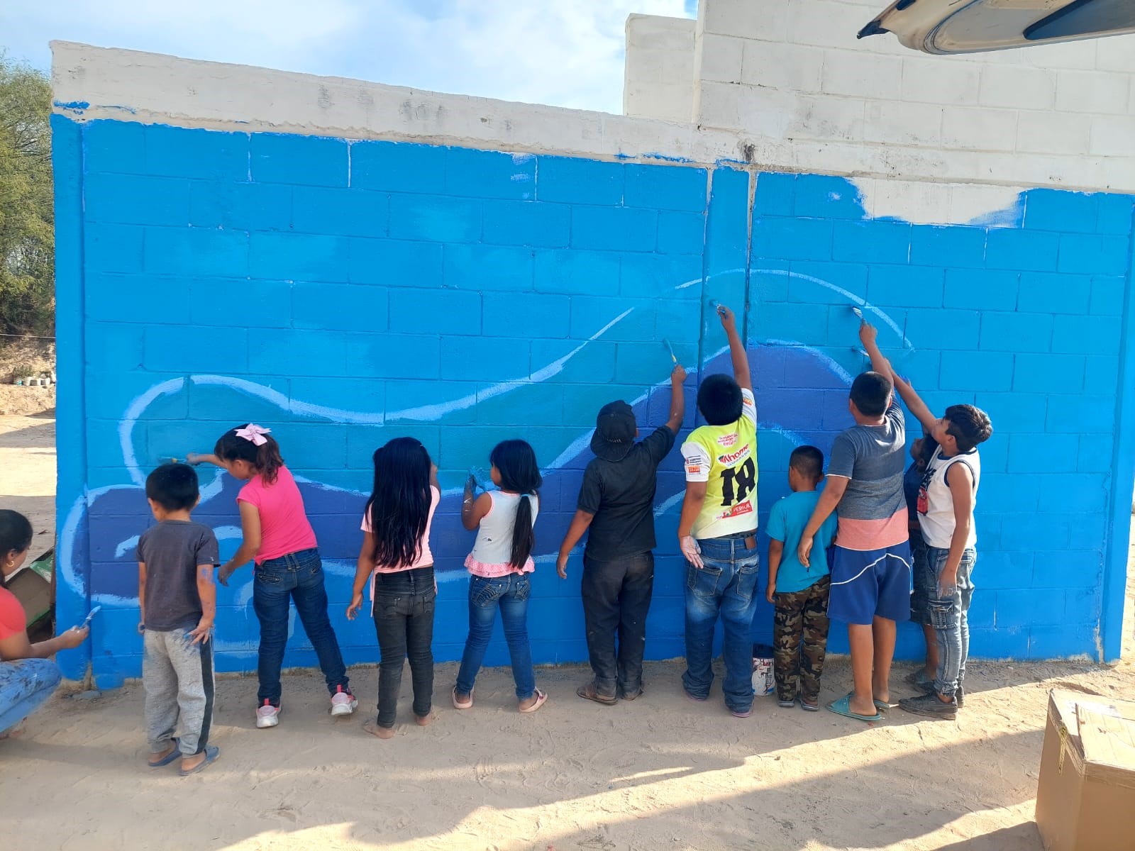 Fortalecimiento comunitario en Sinaloa. Niñas y niños pintan un mural como parte de las actividades de fortalecimiento comunitario en Sinaloa.