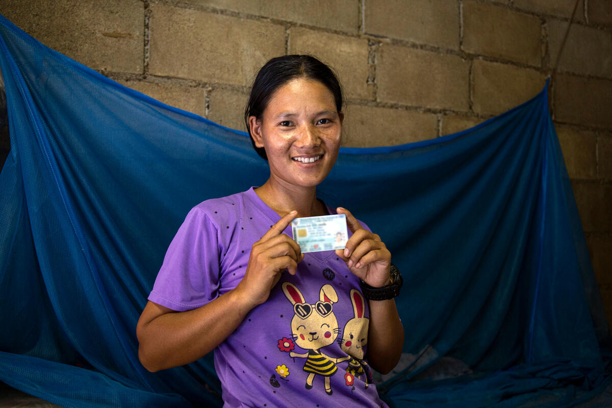 Contenta, una mujer tailandesa muestra el documento de identidad que acaba de recibir