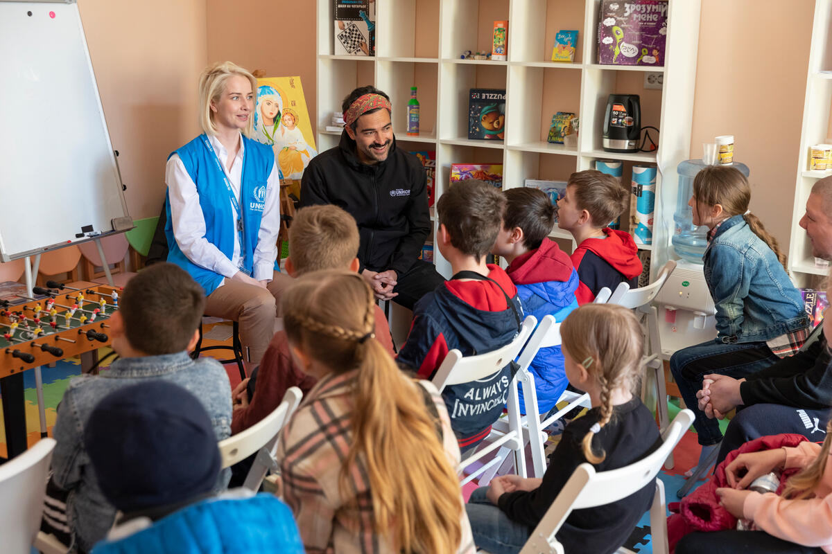 El Embajador de Buena Voluntad de ACNUR, Alfonso Herrera, se encontró con niñas y niños desplazados en Leópolis y participó en actividades organizadas por Rokada, una organización socia local. El Embajador de Buena Voluntad de ACNUR, Alfonso Herrera, se encontró con niñas y niños desplazados en Leópolis y participó en actividades organizadas por Rokada, una organización socia local.