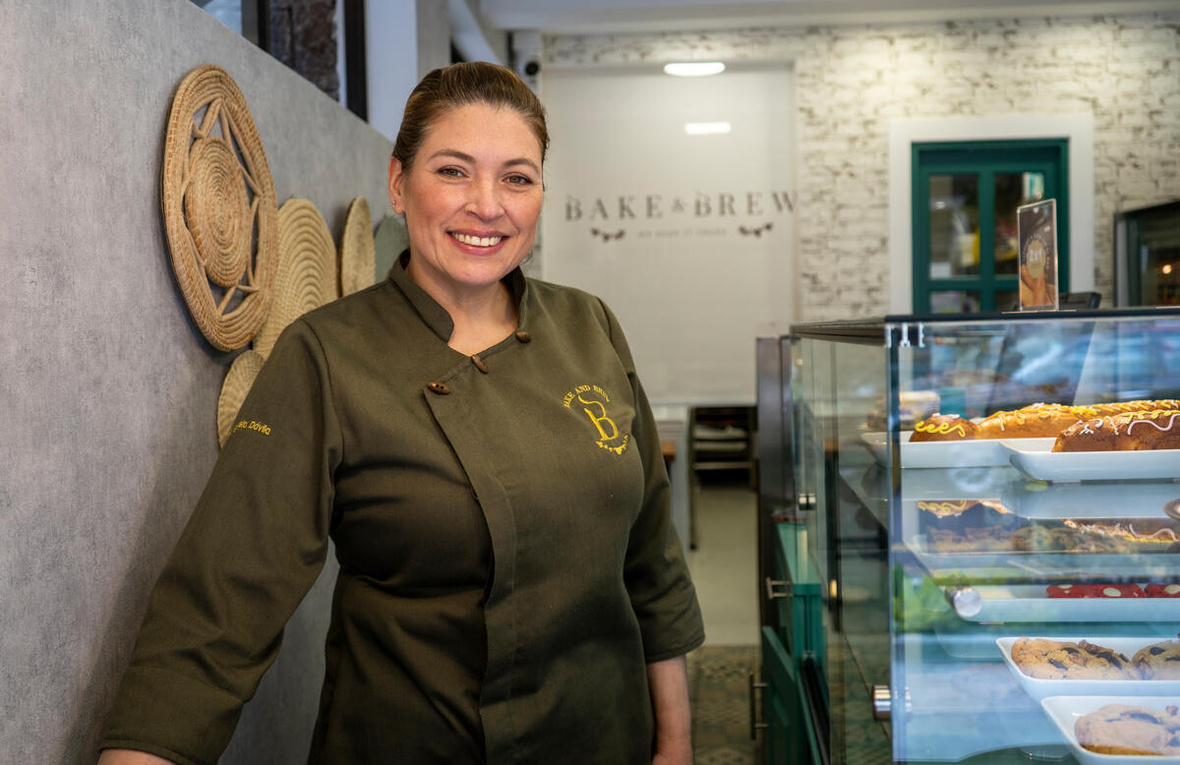 Gabriela, una empresaria venezolana en Ecuador, dirige un negocio de café y panadería que da empleo a personas refugiadas, migrantes y locales.