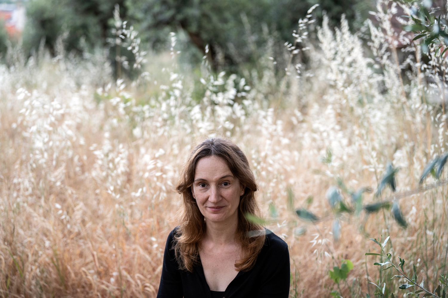Leonor Cutileiro en un campo de largas hierbas secas. Leonor Cutileiro en un campo de largas hierbas secas.