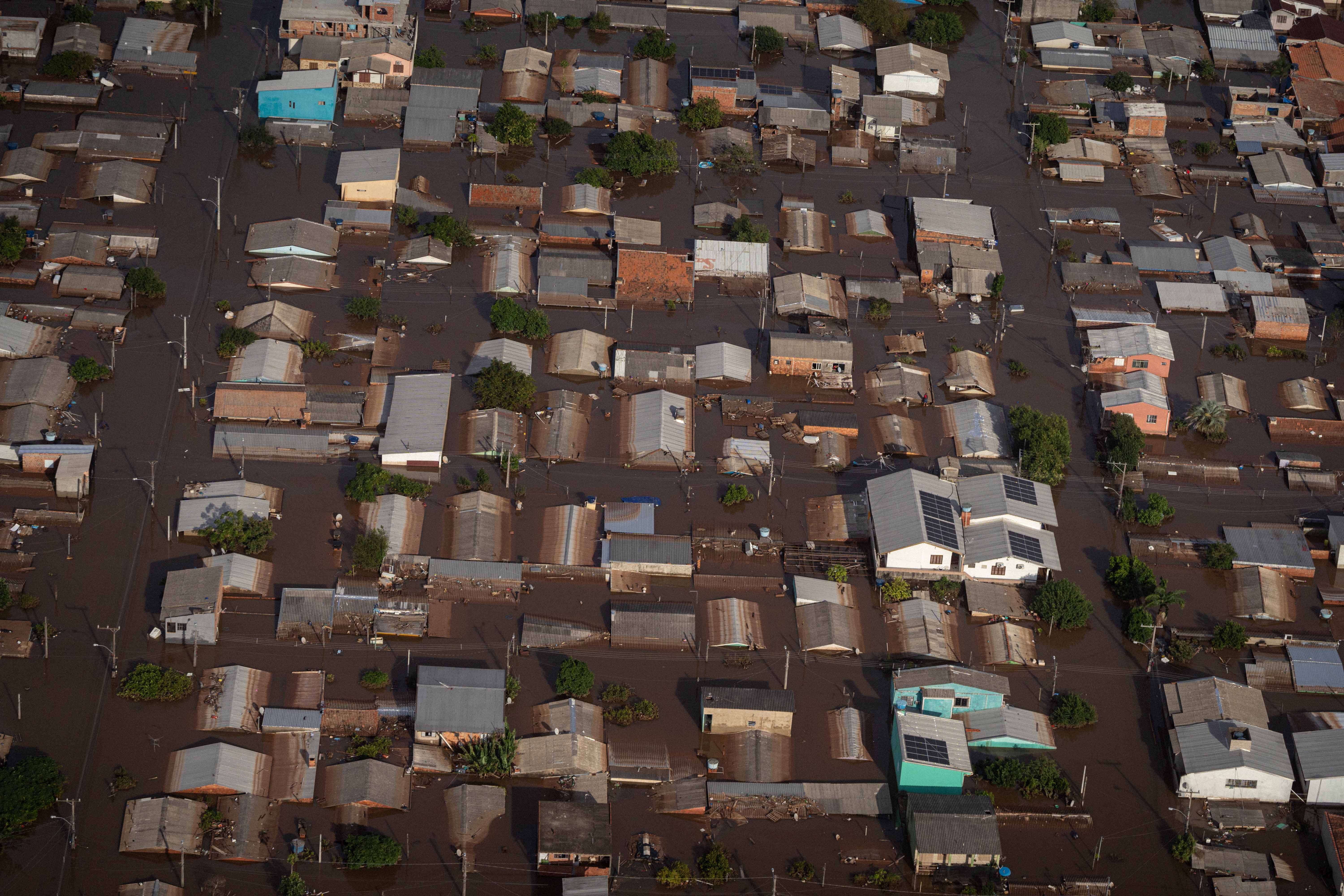 Vista aérea de casas inundadas en Brasil