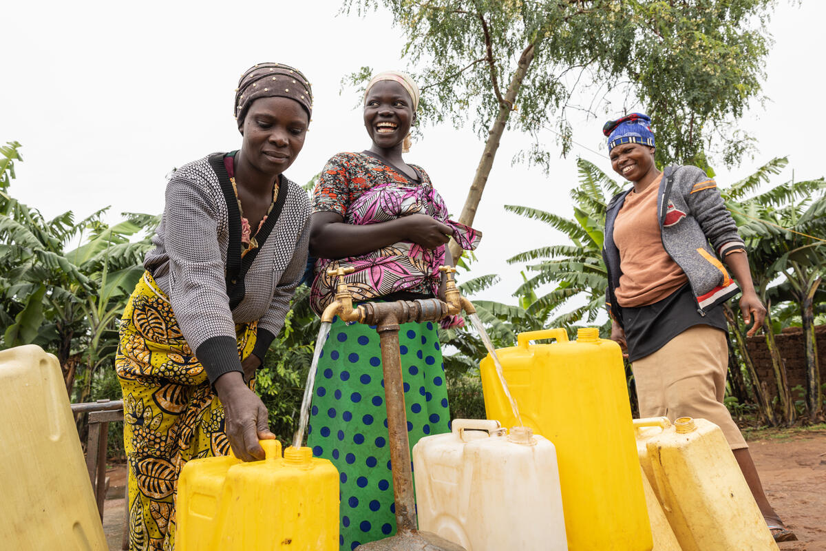Un grupo de mujeres llena bidones con agua