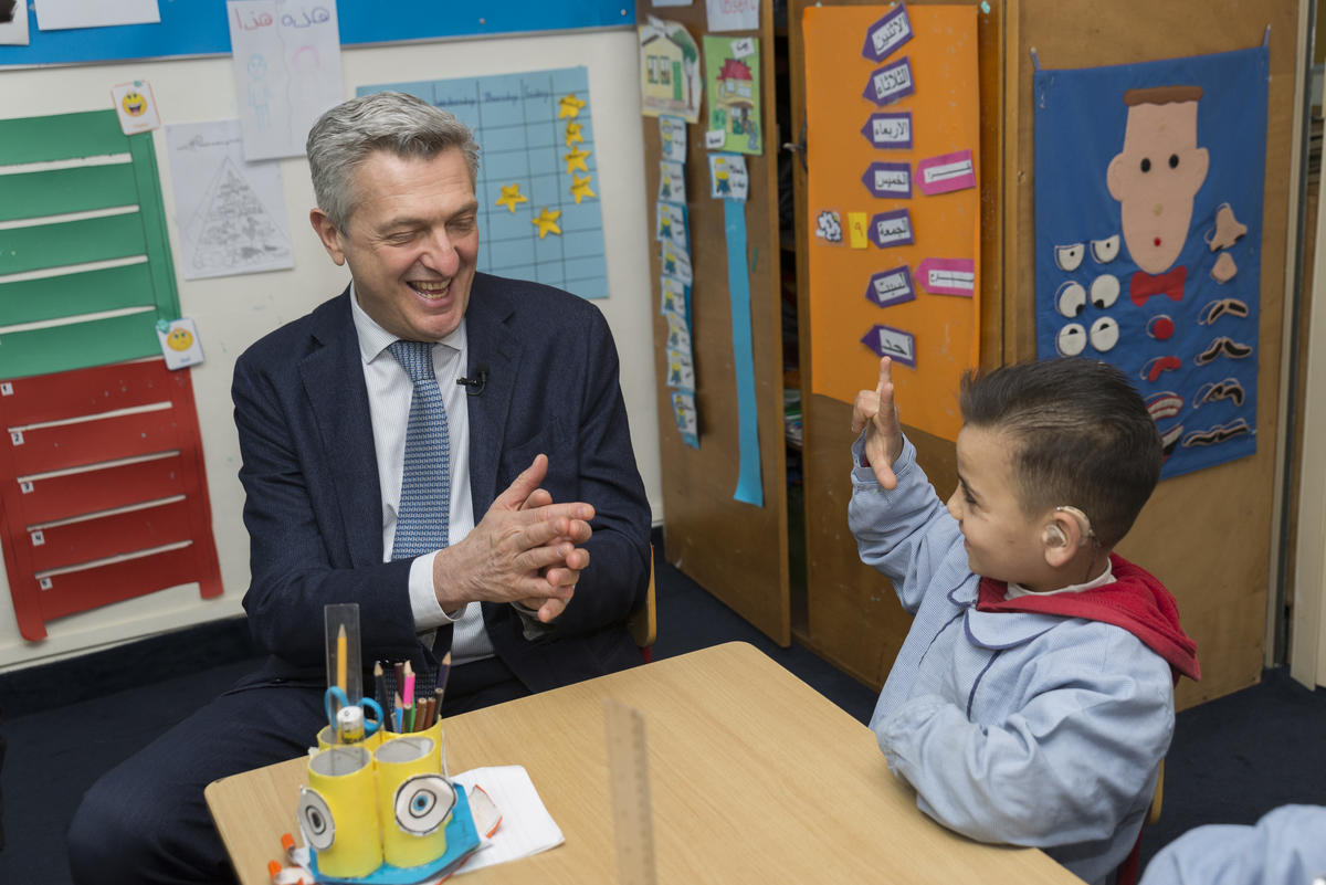 Filippo Grandi, el Alto Comisionado de la ONU para los Refugiados, pasó un momento con Mohamed, un niño sirio refugiado de 7 años, durante una visita al Instituto de Personas Sordas Padre Andeweg, en Beirut. Filippo Grandi, cabeza de ACNUR, comparte un momento con un niño sitio en una escuela para niñez sorda en Líbano
