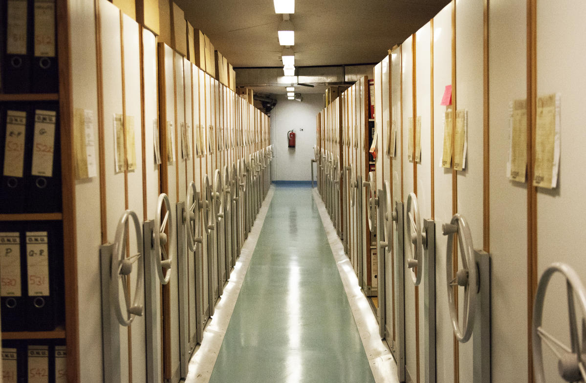 Vista de un pasillo de estanterías de archivo apilables