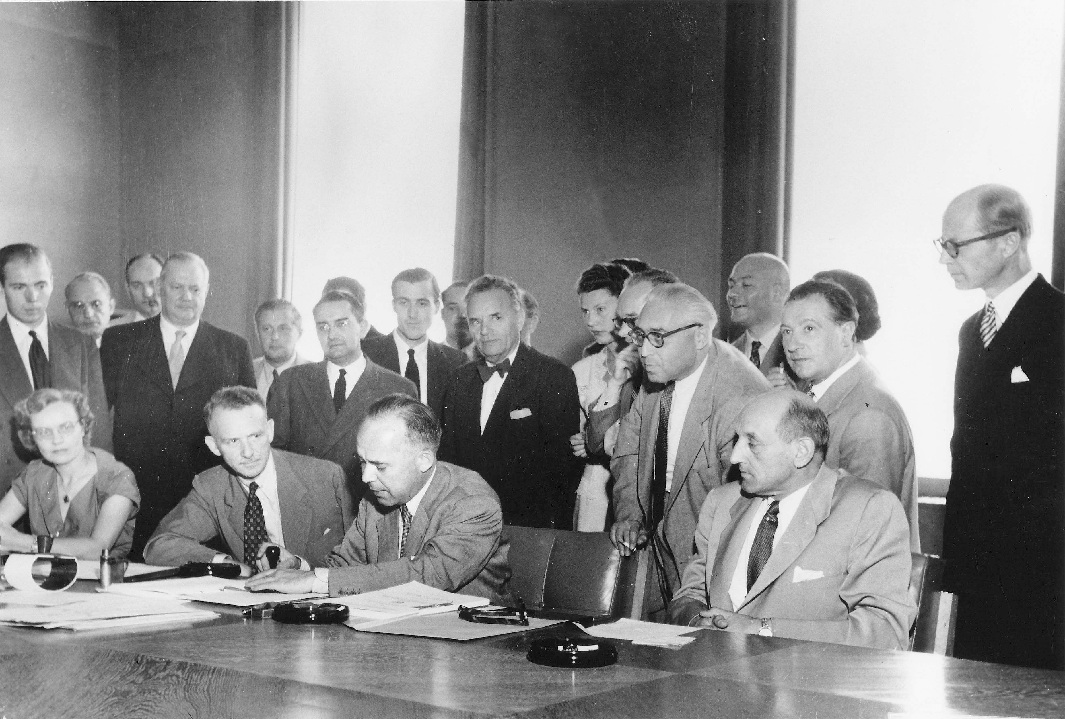 Imagen de la adopción de la Convención sobre el Estatuto de los Refugiados, en 1951 Imagen de la adopción de la Convención sobre el Estatuto de los Refugiados, en 1951