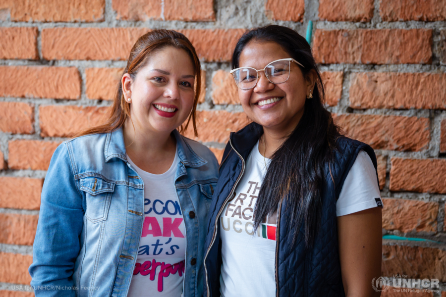 Dos mujeres jóvenes sonríen a la cámara