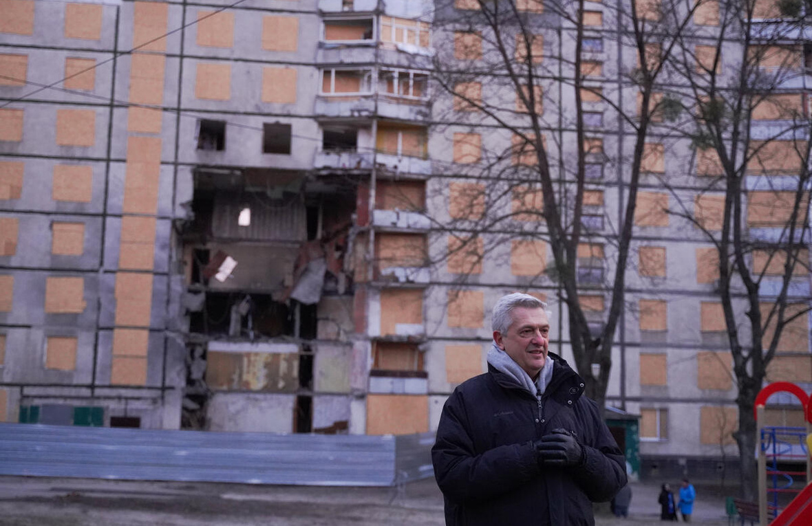 Ucrania. El Alto Comisionado de las Naciones Unidas para los Refugiados, Filippo Grandi, visita el escenero de un ataque en una zona residencial en Járkov.