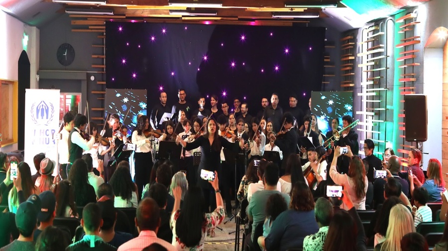 Un coro navideño da un concierto ante decenas de personas